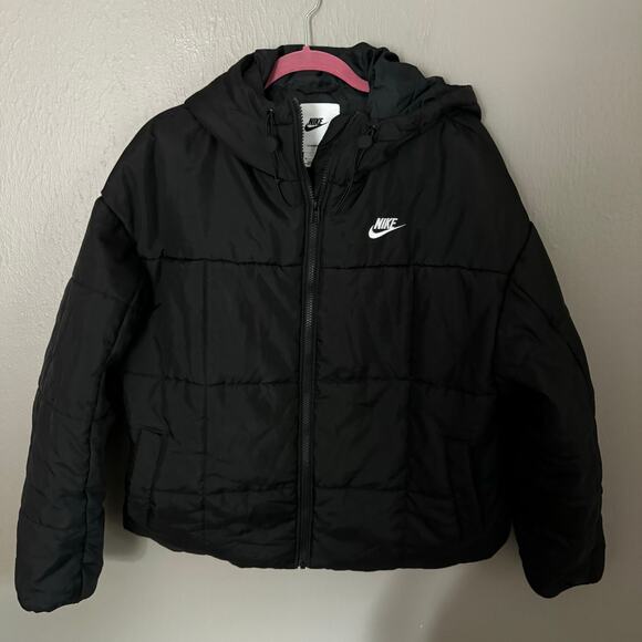 NIKE Classic Black Hooded Cropped Puffer Jacket Size Medium casual comfort - Picture 2 of 9
